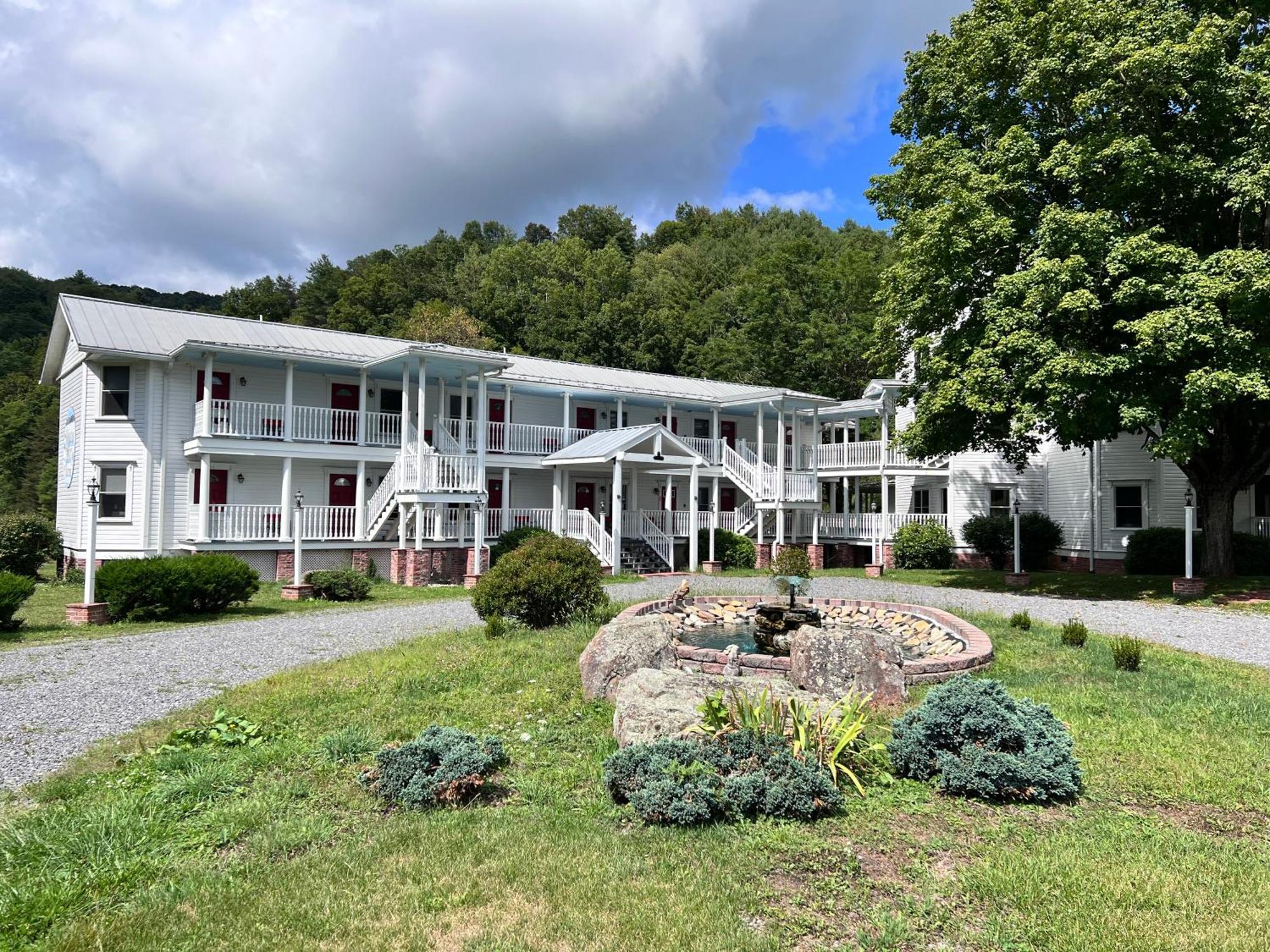 Mountain Quest Inn Marlinton Exterior photo